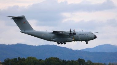 OSTRAVA, CZECHIA - 17 Eylül 2022: Ziyaretçiler Çek Cumhuriyeti 'nde NATO hava gösterisinde sunulan Alman Hava Kuvvetleri Luftwaffe nakliye uçağı Airbus A400M' nin keyfini çıkardılar.