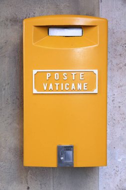 VATICAN CITY, VATICAN - 9 Nisan 2012: Poste Vaticane (Vatikan Postası) Saint Peter Meydanı 'ndaki posta kutusu.