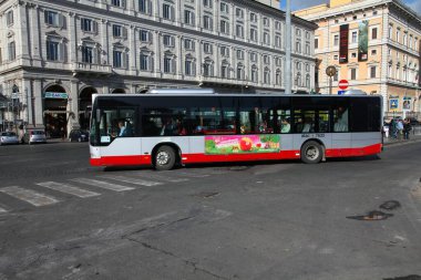 Roma, İtalya - 8 Nisan 2012: Roma 'da insanlar ATAC şehir otobüsüne biniyor. ATAC, Roma 'daki otobüs hatlarının ana operatörü..