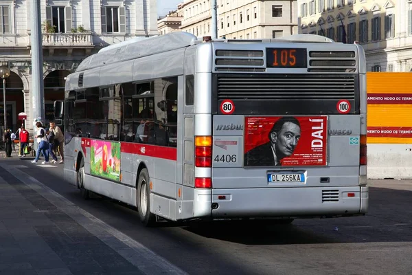 Rzym Włochy Kwietnia 2012 Ludzie Jeżdżą Autobusem Miejskim Atac Rzymie — Zdjęcie stockowe