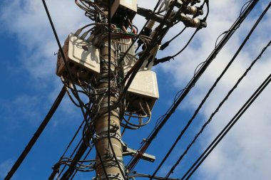 Japonya 'da elektrik şebekesi. Kablolu beton elektrik direği.