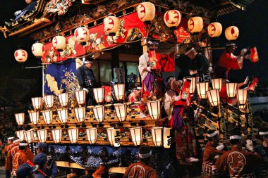 CHICHIBU, JAPONYA - 3 Aralık 2016: Japonya 'da Chichibu Gece Festivali' nde tören feneri şamandırası etkinliği. Chichibu Yomatsuri festivali 2016 yılında UNESCO 'nun Soyut Kültür Mirasları listesine eklendi.
