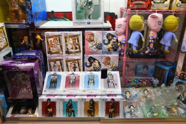 KYOTO, JAPONYA - 27 Kasım 2016: Japonya 'nın Kyoto kentindeki özel bir mağazada sergilenen oyuncak koleksiyonları. Anime eğlence sektörünün yıllık geliri 17 milyar dolar (2017).