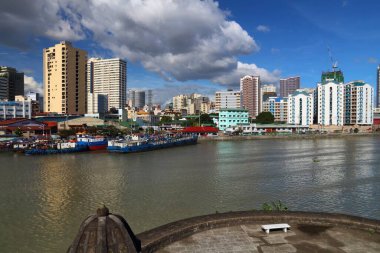 Filipinler 'de Manila şehrinin silueti. Yerleşim kuleleri ve Pasig Nehri.