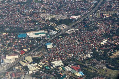 Luzon Adası, Filipinler 'deki San Pedro kasabası. Pan-Filipin Karayolu ile hava manzarası, Maharlika Otoyolu olarak da bilinir..