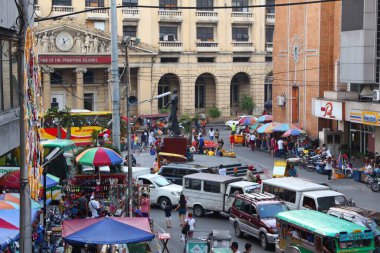 Manila, Filipinler - 25 Kasım 2017: insanlar Manila, Filipinler 'de yoğun trafikte araba kullanırlar. Metro Manila, 24 milyon insanın yaşadığı dünyanın en büyük kentsel alanlarından biri..