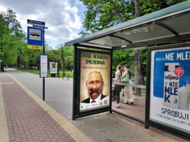 BYTOM, POLAND - 14 Mayıs 2022: Polonya 'da savaş karşıtı medya kampanyası. 