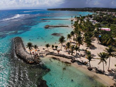 Guadeloupe mercan resifi drone hava görüntüsü. Sainte Anne Sahili (Grande-Terre Adası).