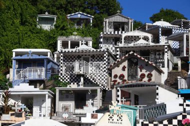 Guadeloupe Adaları 'ndaki Morne-a-l' Eau Mezarlığı, 6 Aralık 2019. Mezarlık siyah ve beyaz seramikleri ile ünlüdür..