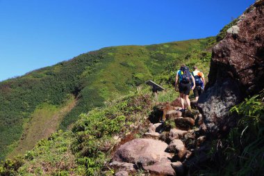 Guadeloupe, Fransa - 1 Aralık 2019: İnsanlar Karayip Fransız adası Guadeloupe 'daki La Soufriere volkanına kadar zirve yolunda yürüyorlar. La Soufriere 'in son patlaması 1979' daydı..