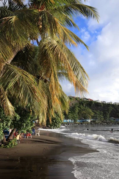 Guadeloupe siyah kumsal. Bouillante 'deki Malendure Plajı.