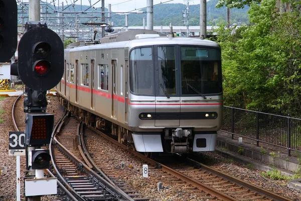 Inuyama, Japonya 'da banliyö treni. Yerel toplu taşıma bağlantısı.