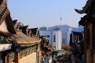 Güney Kore, Seul 'deki Bukchon Hanok Köyü. Seul silueti eski kasabadan görünüyor..