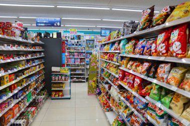 SEOUL, Güney Kore - 9 Nisan 2023: Seul, Güney Kore 'de bir markette abur cubur, kurabiye ve cips seçimi.