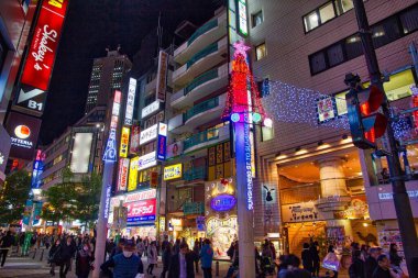 TOKYO, JAPONYA - 29 Kasım 2016: İnsanlar geceleyin Tokyo 'nun Ikebukuro ilçesini ziyaret ediyor. Ikebukuro Toshima, Tokyo 'da bir ticaret ve eğlence bölgesi..