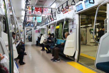 TOKYO, JAPONYA - 3 Aralık 2016: Tokyo, Japonya 'da yerel banliyö trenine binen yolcular.