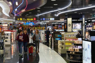 MADRID, İspanya - 6 Aralık 2016: Yolcular İspanya 'daki Madrid Barajas Havalimanı' ndaki gümrüksüz mağazaları ziyaret ediyorlar. Avrupa 'nın en yoğun havaalanlarından biridir. AENA tarafından yönetiliyor..