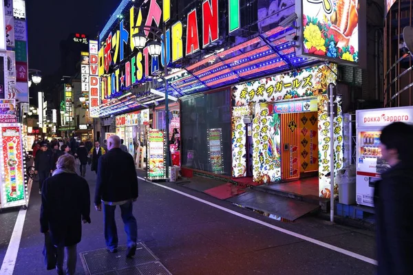 Tokyo, Japonya - 30 Kasım 2016: İnsanlar Tokyo, Japonya 'daki Shinjuku semtindeki Kabukicho bölgesindeki Robot Restoranını ziyaret ediyorlar. Kabukicho, Tokyo 'nun canlı eğlence bölgelerinden biridir..
