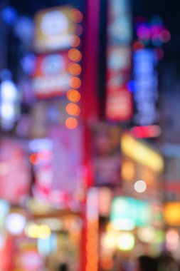 Gece lambası. Tayvan 'ın Taipei şehrinde bulanık ışıklar. Bulanık neonların yumuşak arkaplanı.