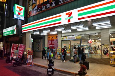 TAICHUNG, TAIWAN - 2 ARALIK 2018: 7-Eleven bakkal Tayvan. 7-Eleven 68.000 'den fazla yeri olan dünyanın en büyük bakkal işletmecisidir..