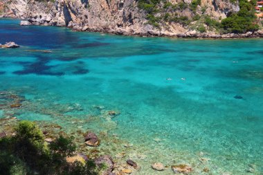 Paleokastritsa, Yunanistan 'ın Korfu adasında temiz su. Yazın İyon Denizi kıyısında.