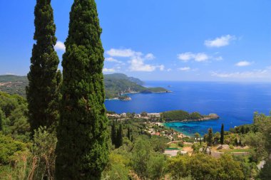 Yunan adası manzarası. Yunanistan 'ın Korfu adasında Paleokastritsa. Yazın İyon Denizi kıyısında.