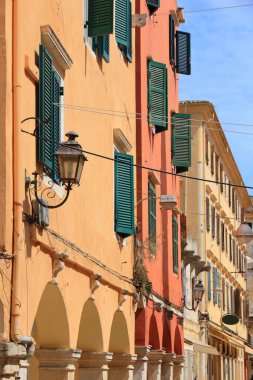 Korfu Kasabası (Kerkyra) - Yunanistan 'daki UNESCO Dünya Mirasları Alanı. Corfu Eski Kasabası 'ndaki antika cadde.