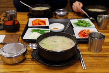 Güney Kore, Seul 'de Dwaeji gukbap domuz eti çorbası. Kore yemeği..