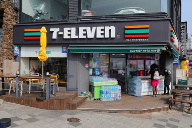 BUSAN, Güney Kore - 29 Mart 2023 - Busan, Güney Kore 'deki 7-Eleven marka bakkal.