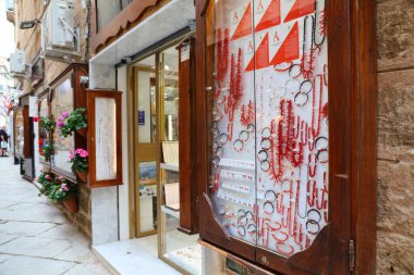 ALGHERO, İtalya - 29 Mayıs 2023: Sardunya adasındaki Alghero kasabasındaki Coral kuyumcusu.