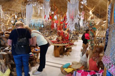 ALGHERO, İtalya - 29 Mayıs 2023: Sardinya adasındaki Alghero kasabasındaki mercan mücevheri ve yerel el sanatları dükkanı.