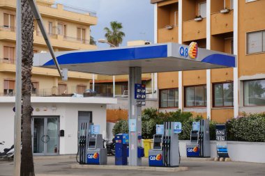 ALGHERO, İtalya - 29 Mayıs 2023: Sardinya Adası, Alghero kasabasındaki Q8 marka benzin istasyonu. Q8 benzin istasyonları Kuveyt Petrol Uluslararası petrol sanayi grubunun bir parçası.