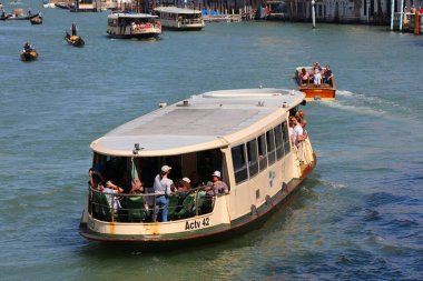 Venedik, İtalya - 21 Mayıs 2023 İnsanlar Venedik, İtalya 'da Grand Canal' da bir vaporetto su otobüsüne biniyor. Venedik UNESCO 'nun Dünya Mirası Bölgesi.