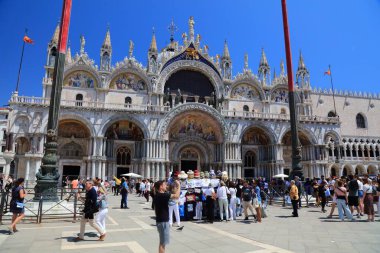 VENICE, İtalya - 21 Mayıs 2023: Venedik 'teki Piazza San Marco' yu (Saint Mark Meydanı) ziyaret eden turistler. Venedik UNESCO 'nun Dünya Mirası Bölgesi.