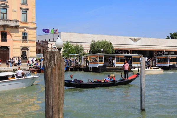 Venice Itália Maio 2023 Pessoas Andam Barco Gôndola Tradicional Frente — Fotografia de Stock