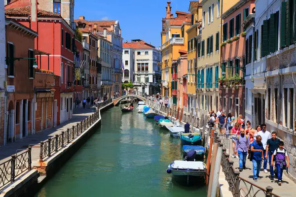 베니스 이탈리아 2023년 21일 관광객들은 이탈리아 베니스의 운하를 걸어갑니다 베니스는 — 스톡 사진