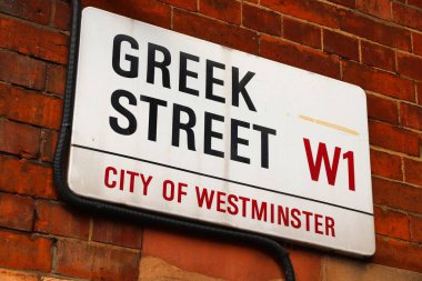 LONDON, İngiltere - 14 Temmuz 2019: Yunanistan Caddesi tabelası Westminster, Londra, İngiltere. Londra, 13 milyon nüfusuyla İngiltere 'nin en kalabalık şehridir..