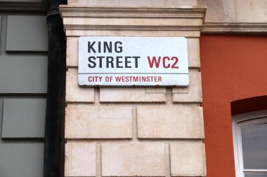 LONDON, İngiltere - 14 Temmuz 2019: King Street tabelası Westminster, Londra, İngiltere. Londra, 13 milyon nüfusuyla İngiltere 'nin en kalabalık şehridir..