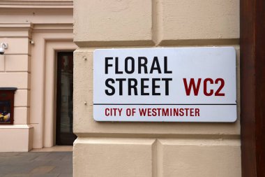 LONDON, İngiltere - 14 Temmuz 2019: Westminster, Londra 'daki Floral Street tabelası. Londra, 13 milyon nüfusuyla İngiltere 'nin en kalabalık şehridir..