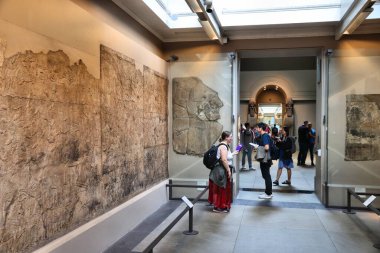 Londra, İngiltere - 14 Temmuz 2019: Londra British Museum'daki Ninova taş oymalarını ziyaret ediyor. Müze 1753 yılında kurulmuştur ve yaklaşık 8 milyon obje barındıran.
