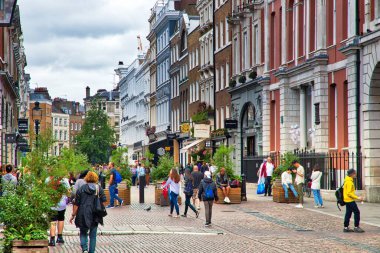 Londra, İngiltere - 14 Temmuz 2019: Londra 'nın Covent Garden bölgesinde King Caddesi boyunca yürüyen insanlar. Londra, İngiltere 'nin en kalabalık şehri ve metropoliten alanıdır..