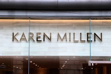 Londra, İngiltere - 14 Temmuz 2019: Karen Millen İngiltere 'de moda mağazası. Karen Millen 'ın sahibi Boohoo Group plc online kıyafet perakendecisi.