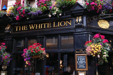 Londra, Uk - 14 Temmuz 2019: Londra 'daki White Lion barı. Tipik bir Londra barı. Londra 'da 7000' den fazla bar var..