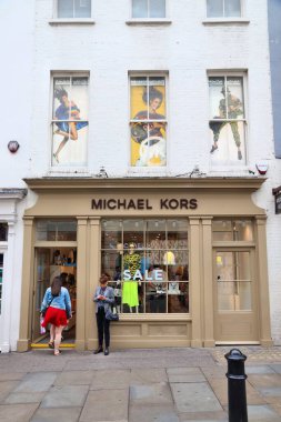 Londra, İngiltere - 14 Temmuz 2019: İnsanlar Londra 'daki Michael Kors marka moda mağazasını ziyaret ediyor. Michael Kors bir Amerikan moda markası..