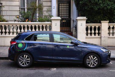 13 Temmuz 2019 'da Londra' da park edilmiş Hyundai i30 komut hatchback otomobilini paylaşan Zipcar. İngiltere 'de kayıtlı 37.7 milyon araç var..