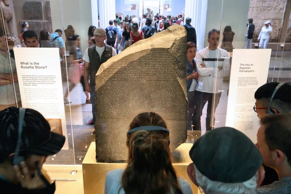 London July 2019 People Visit Rosetta Stone British Museum London — Stock Photo, Image