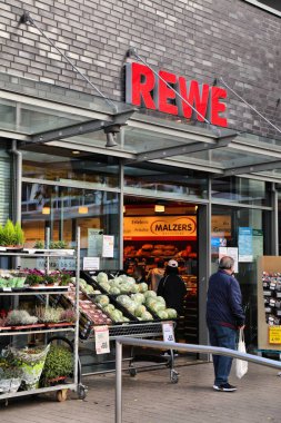 GELSENKIRCHEN, GERMANY - 17 Eylül 2020: Almanya 'nın Gelsenkirchen kentindeki Rewe süpermarketinden insan alışverişi. Rewe bir Alman süpermarket zinciri..
