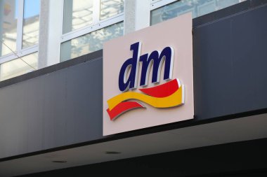 GELSENKIRCHEN, GERMANY - 17 Eylül 2020 Gelsenkirchen 'deki DM Drogerie Markt eczanesi ve güzellik mağazası. Almanya 'da 2013 yılında toplam perakende satışlar 450 milyar avro olarak gerçekleşti..