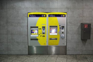 ESSEN, ALMANY - 20 Eylül 2020: Essen, Almanya 'daki U-Bahn istasyonundaki bilet makineleri. Rhein-Ruhr Stadtbahn, hafif demiryolu toplu taşımacılığının bölgesel sistemi..