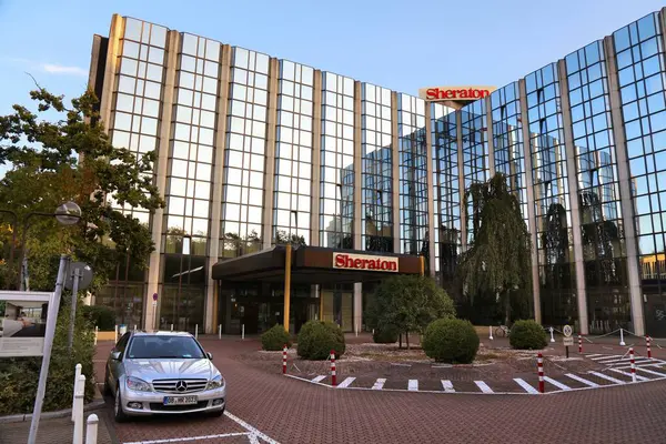 ESSEN, Almanya - 20 Eylül 2020: Essen, Almanya 'daki Sheraton Oteli. Sheraton Otelleri ve Resorts, Marriott International grubunun bir parçası..